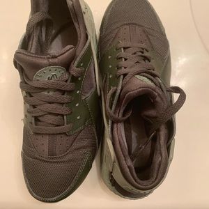 Boys Army Green Nike Huaraches size 5